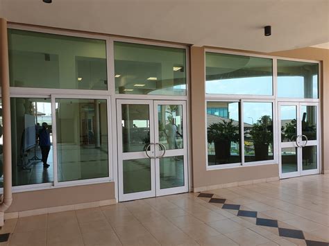 Double-hinge Swing Doors with Fixed Windows (at top and adjacent) | DS