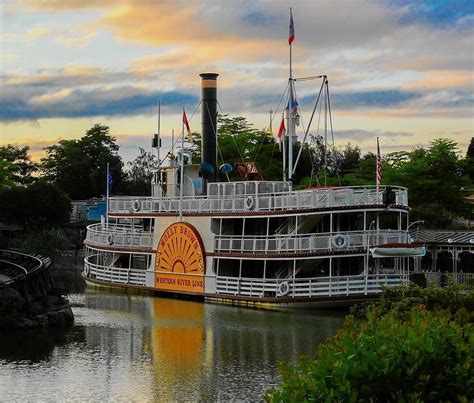 Thunder Mesa Riverboat Landing Raddampfer In Disneyland