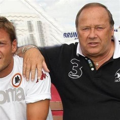 Lutto per Francesco Totti è morto il padre Enzo era positivo al Covid