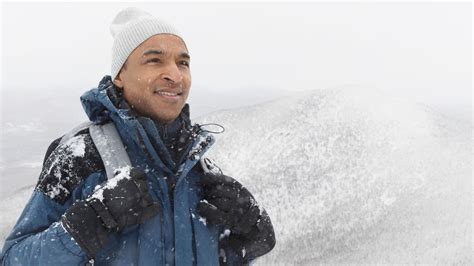 What to wear for winter hiking to stay warm and move easily | Advnture