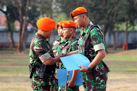 Danyonko Paskhas Berikan Penghargaan Kepada Prajurit Berprestasi