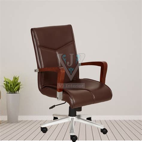 Classic Leather Executive Office Chair With Wooden Arm