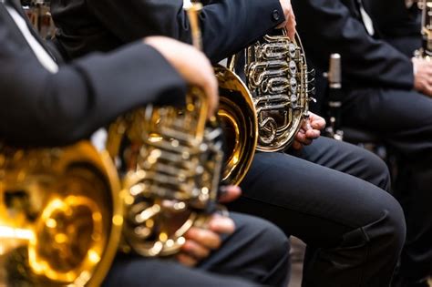 Músico de la orquesta filarmónica tocando la trompa durante el evento