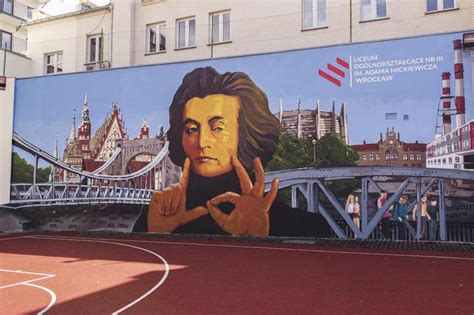 Wrocław Nowy mural na Nadodrzu Zdobi szkołę i pochłania smog