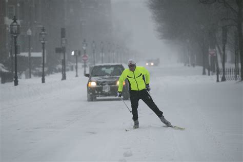 Storm That Glanced at Region Hit Hard in New England - The New York Times