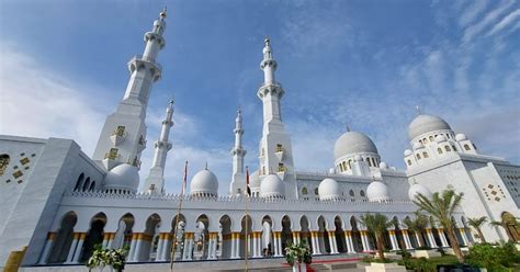 Hypeabis Mengintip Desain Masjid Raya Sheikh Zayed Solo