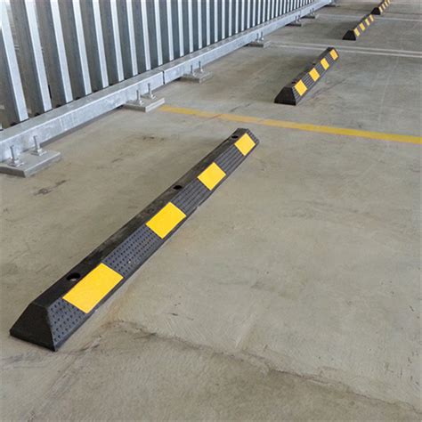 Rubber Car Parking Safety Wheel Stopper With Yellow Reflector Rubber