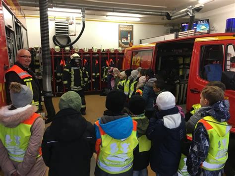 Besuch Der 3 Klassen Bei Der Freiwilligen Feuerwehr Grundschule