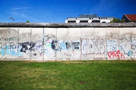 Premium Photo | Berlin Wall Memorial with graffiti