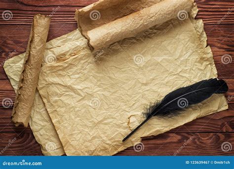 Pluma Y Tinta Negras De Canilla En Viejo Fondo De Papel Imagen De