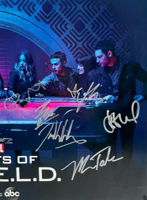 Lot Detail - Agents of Shield: Cast Signed 13" x 20" Mini-Poster ...