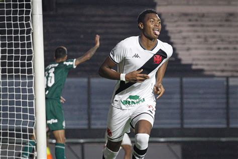 Joia Cria Do Futsal Esguio E Faro De Gols Gb Se Candidata