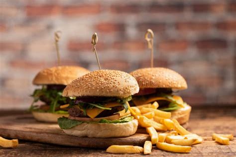 Hamburger Com Alface Queijo Cheddar Cebolas Tomate Imagem De Stock