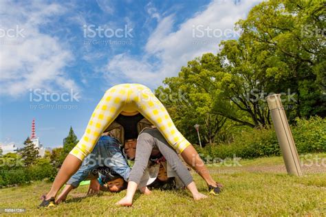 산 공원에서 아이 들과 함께 포즈를 만들기 개에 대한 스톡 사진 및 기타 이미지 개 아이 요가 Istock