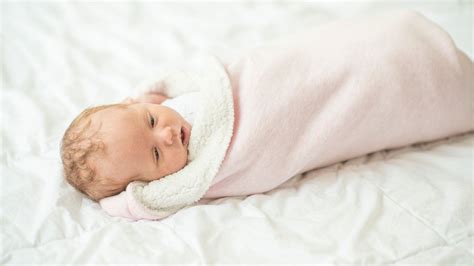 6 Benefits of Swaddling for Your Newborn