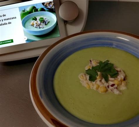 Crema fría de aguacate y manzana con ensalada de pollo Sopas y cremas