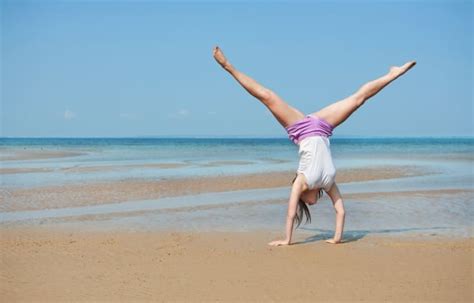 5 Handstand Benefits + Why You Should Do Them Every Day