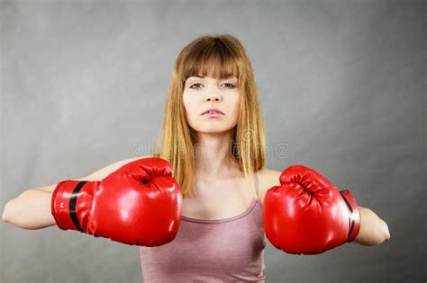 Guantes De Boxeo De La Mujer Que Desgastan Foto De Archivo Imagen De