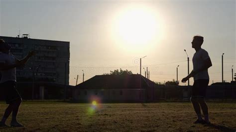 Silhueta De Futebolistas Profissionais Chutando Bola De Futebol