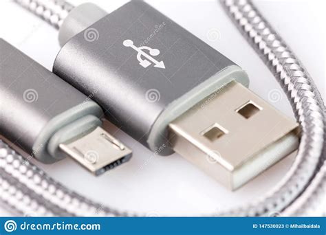 Cable De Los Datos USB Y De Transmisi N Aislado En El Fondo Blanco