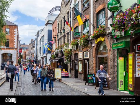 Pubs, restaurants and bars on Temple Bar in the city centre, Dublin City, Republic of Ireland ...