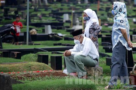 Foto Tradisi Ziarah Kubur Sebelum Puasa Ramadan 1443 H Di Jakarta