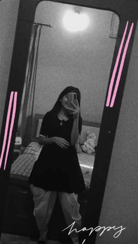 Mirror Selfie Girl Blurred Aesthetic Girl Mirror Shot Cute Selfies Poses Hidden Face Girl Pic