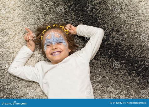 Portrait De Petite Fille Avec La Peinture De Visage Photo Stock Image