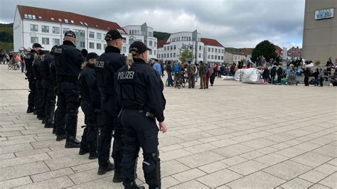 Rügen Hunderte protestieren gegen LNG Terminal in Sassnitz