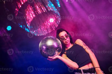 belle jeune fille s'amuser, danser dans la boîte de nuit. tenue de bal