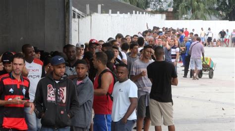 Motivados torcedores do Flamengo fazem imensa fila no Maracanã para