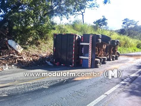 Motorista fica ferido após carreta tombar na MG 187 em Patrocínio