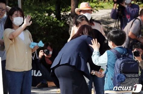 사진 초등학교 1·2학년 등교수업 시작 첫 날 엄마 이따 봐요 머니투데이