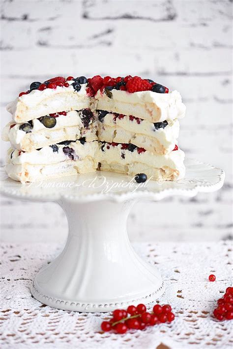 Tort bezowy z owocami i bitą śmietaną przepis Recipe Pavlova