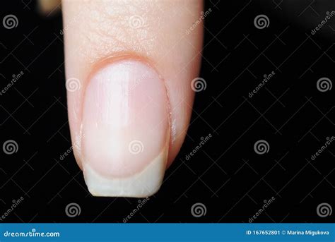 Feche A Foto Da Mulher Fazendo Manicura O Arquivo De Unhas Imagem