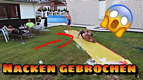 Fast Nacken Gebrochen Wasser Rutsche Mit Meinem Kleinen Bruder