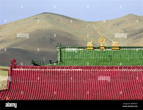 Buddhistische Symbole Auf Einem Dach Mongolei Stockfotografie Alamy