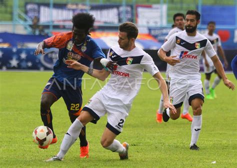 AREMA KALAHKAN MITRA KUKAR ANTARA Foto