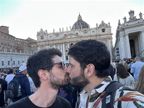 Una pareja gay se volvió viral al besarse en El Vaticano al ser revelado el nuevo papa Escandala