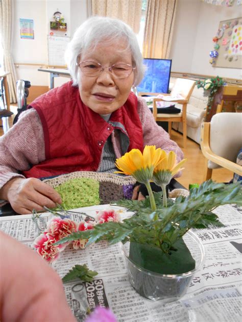 あずみ苑スタッフぶろぐ｜レオパレス21グループの介護施設 結城市の｢あずみ苑結城｣でフラワーアレンジメントを行ないました