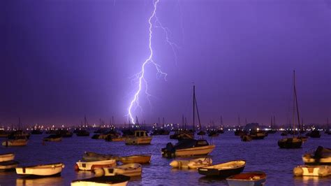 What should you do in a thunderstorm? - BBC News