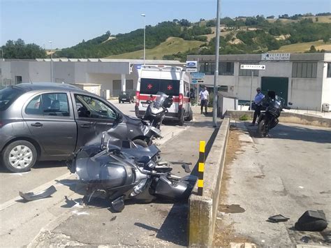 Tolentino scontro tra auto e scooter due feriti uno è grave FOTO e