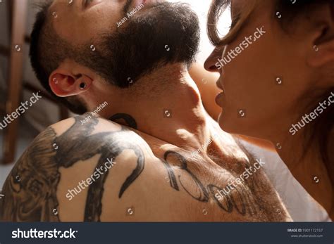 Beautiful Loving Couple Naked Hug Kissing Foto Stock 1901172157