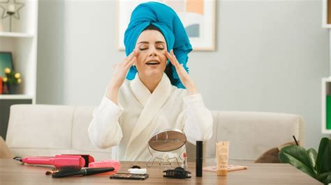 ऑयली है स्किन तो ऐसे करें अपनी त्वचा की देखभाल Tips To Take Care Of Oily Skin In Easy Ways