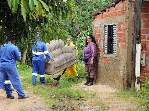 G1 Defesa Civil Interdita Casas Risco De Desmoronamento Em