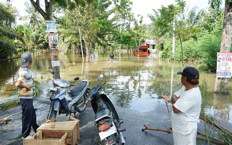 Sungai Batak Meluap Jalanan Di Pekanbaru Lumpuh