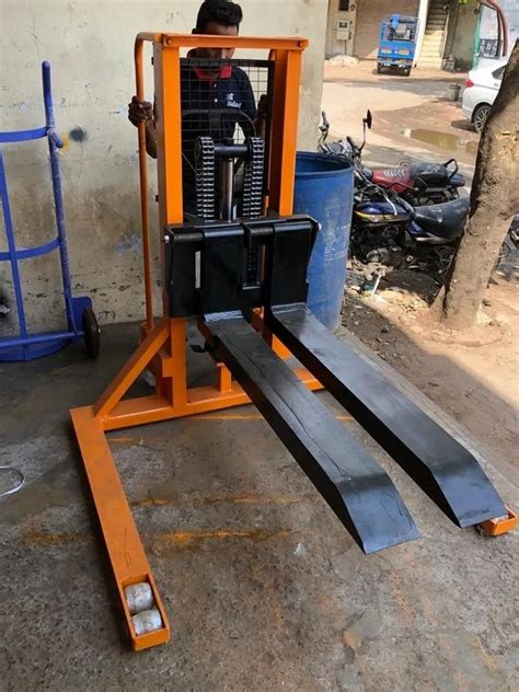 Shreeji Manual Straddle Leg Hand Stacker For Goods Lifting Lifting