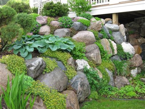 20+ Rock Wall Garden Ideas - HOMYHOMEE