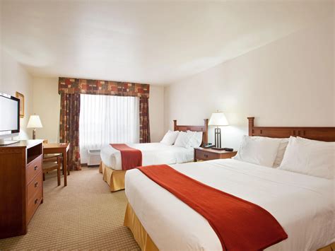 Holiday Inn Express & Suites Mattoon Guest Room & Suite Options