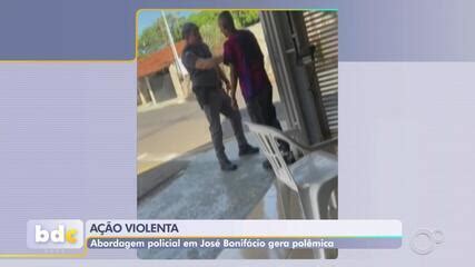 PM afasta policiais flagrados ameaçando de morte e espancando homem